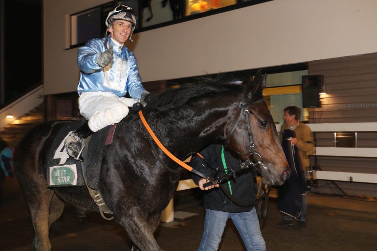 Andreas Helfenbein mit Wadenbein-Bruch