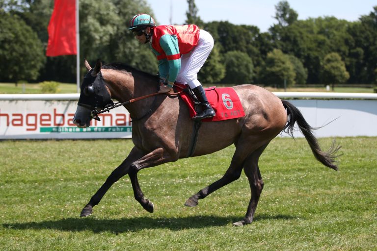 Aqua macht die Gegner in Chantilly nass