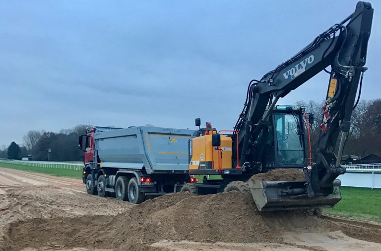 Die Bagger rollen: Köln saniert seine Sandbahn
