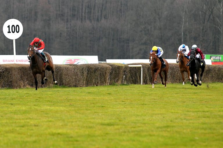 Derby-Favorit übt auf der Heimatbahn