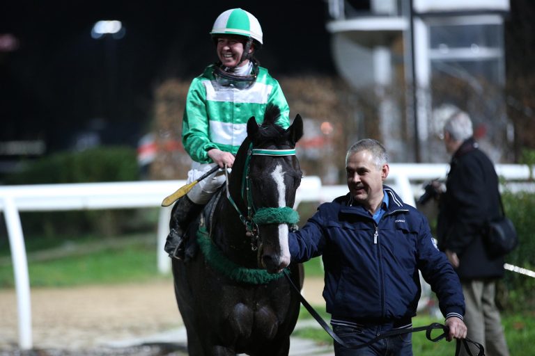 Cindy Klinkenberg mit dem Griff nach der Kette