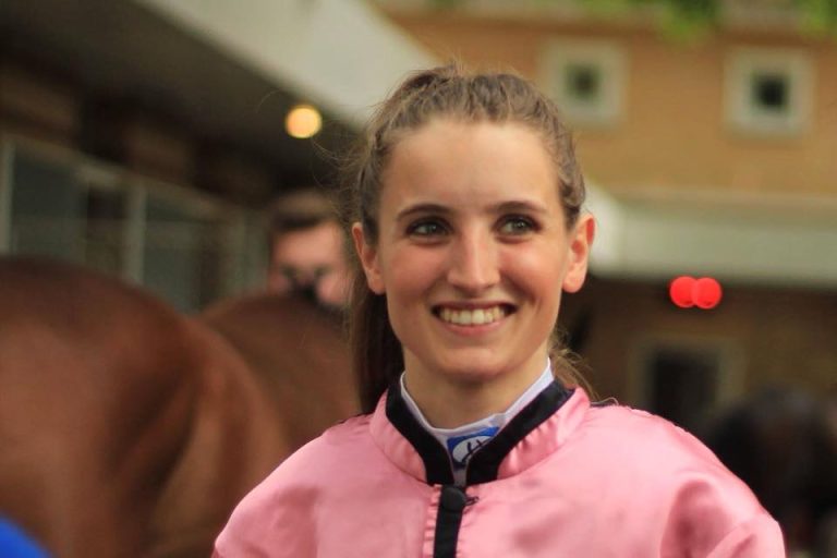 Coralie Pacaut jetzt Profi-Jockey