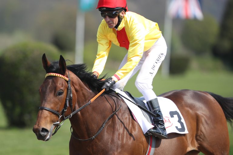 Departing fliegt an Royal Lion vorbei