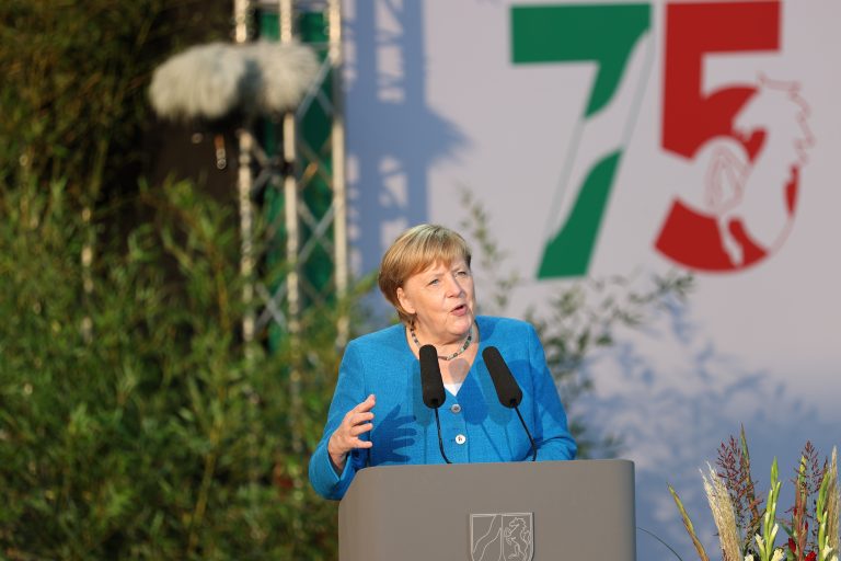 Mit Merkel und Laschet: NRW-Feier auf Grafenberg