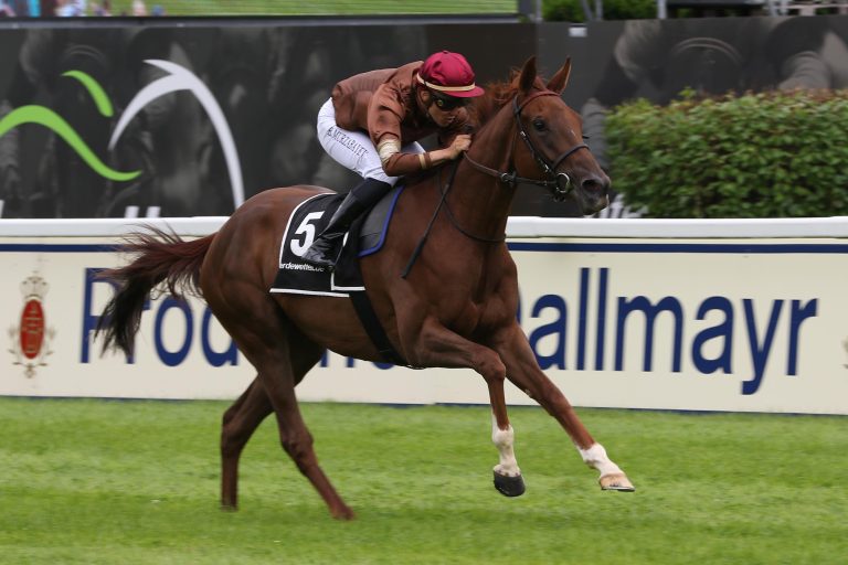 Emmanuelle beeindruckt bei ihrem Debüt