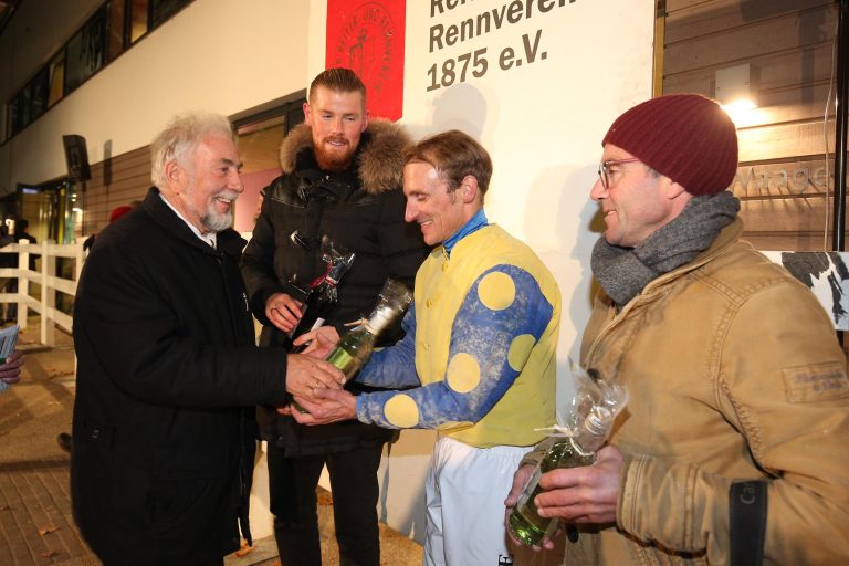 Riesenstimmung in Neuss: Auch Timo Horn da