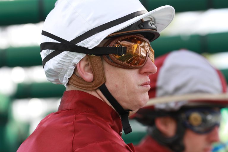 Bei schnellem Boden mit weißer Kappe in den Cup