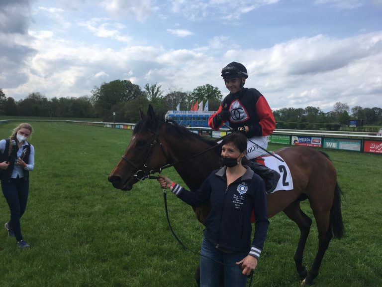 Flotte Biene brummt zum Sieg mit Ersatzreiter Wolff