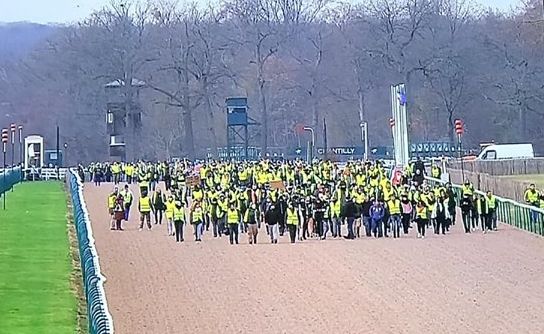 Proteste dauern an – „Gelbwesten“ bringen Renntag in Gefahr