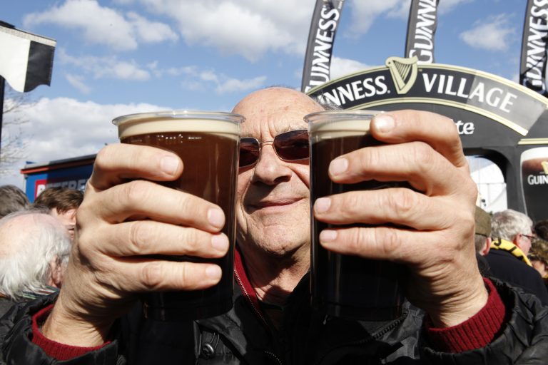 Fußballer lassen in Cheltenham die Sau raus