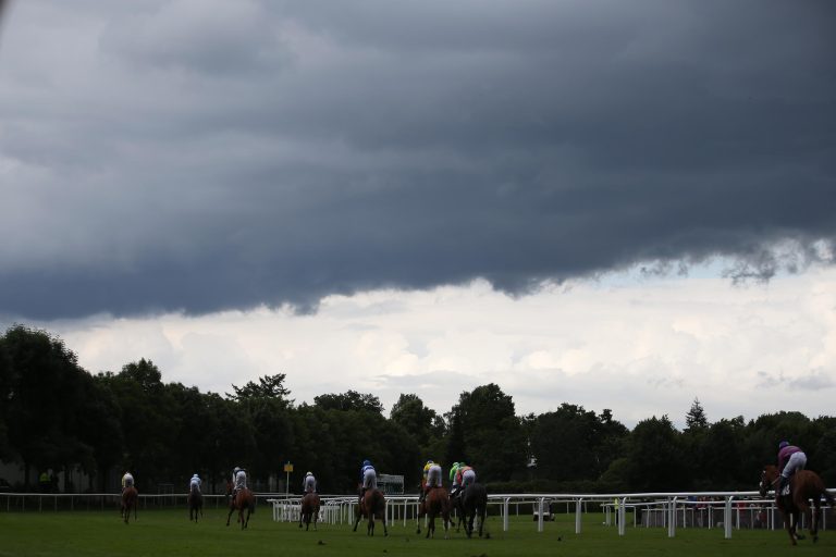 Sturmtief „Darragh“ sorgt für drei Renntagsabsagen in Großbritannien