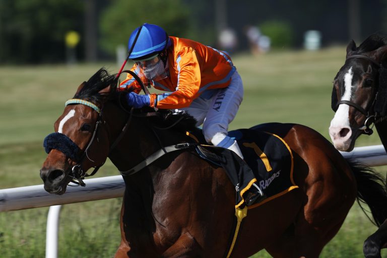 Hansley Seewoosaha im Sattel von Sunbright