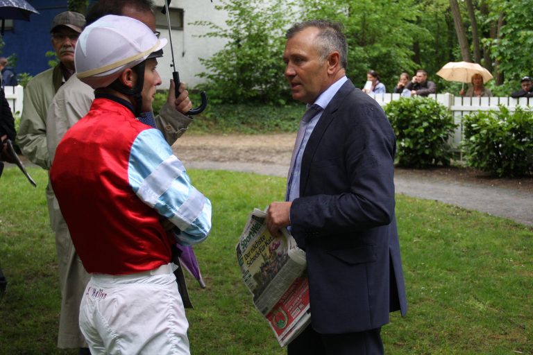 Hellyn ab Freitag am Stall von Waldemar Hickst