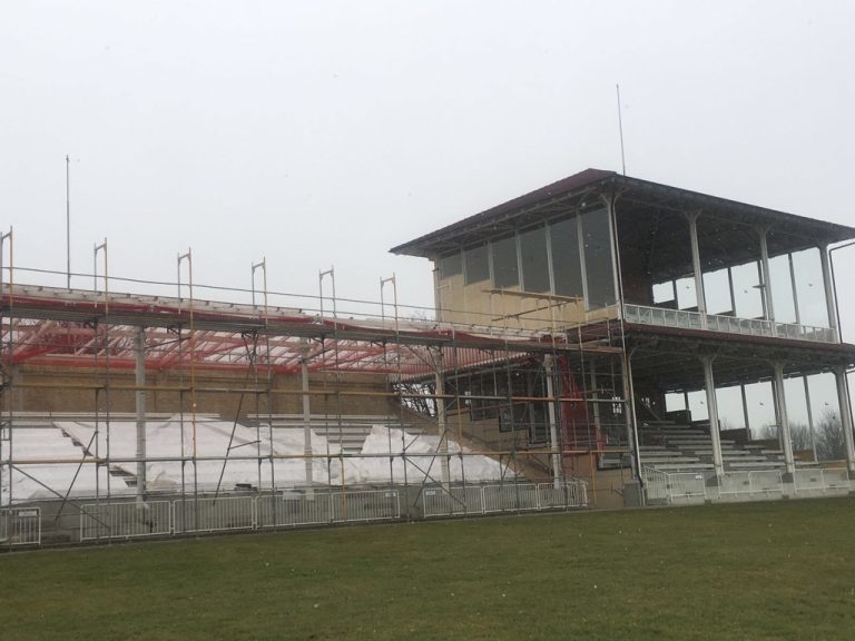 Iffezheimer Tribüne erhält neues Dach