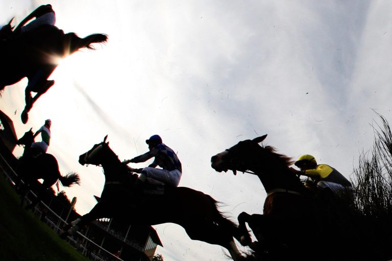 Ex-Deutscher Platin Moon zum ersten Mal über Hürden erfolgreich