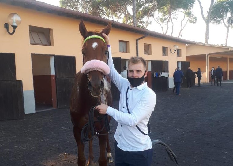 Isfahani nach ihrem Gruppesieg mit Kevin Schemel