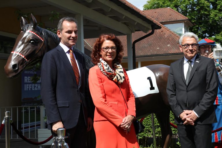 Zufriedenheit bei Gemeinde nach Tribünen-Erwerb