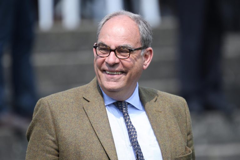 Vesper und Vogel: Meeting mit zwei Ministerien