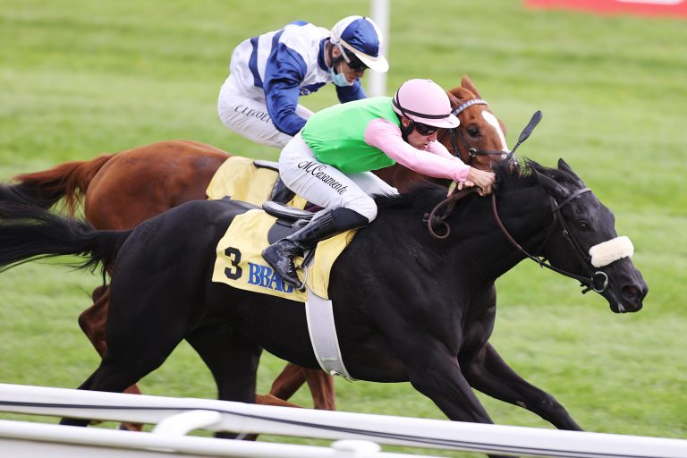 Kahar beim Sieg im Auktionsrennen in Iffezheim