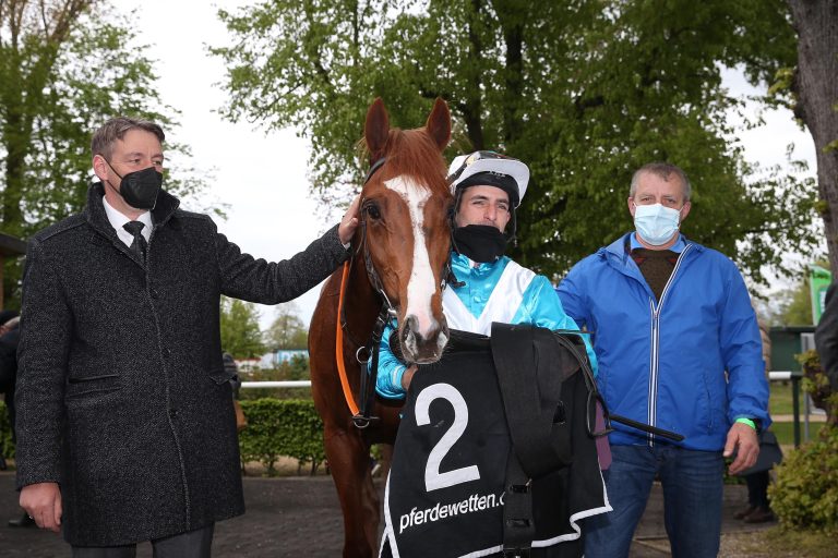 Klug (li.) und Pecheur (2.v.re.) nach Divios Sieg