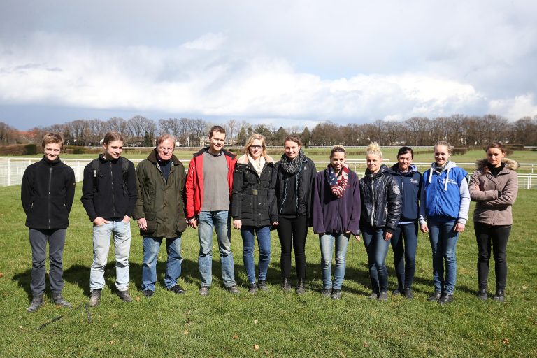 Acht bestehen Amateur-Rennreiter-Prüfung in Köln