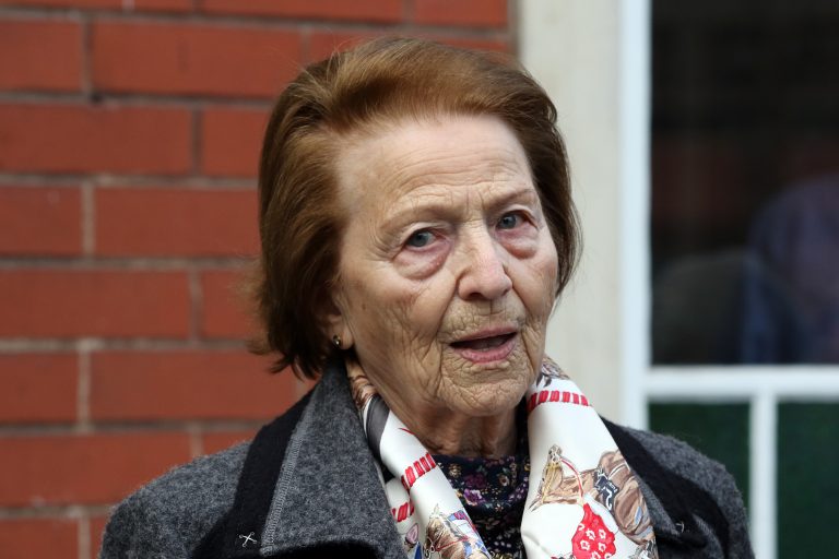 Ehre – Margarethe Jentzsch übergibt Ehrenpreise