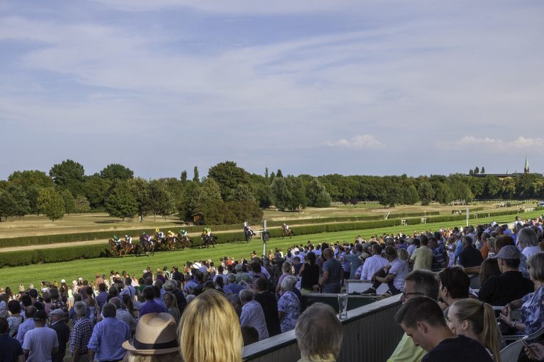 Massenbesuch beim After-Work-Renntag