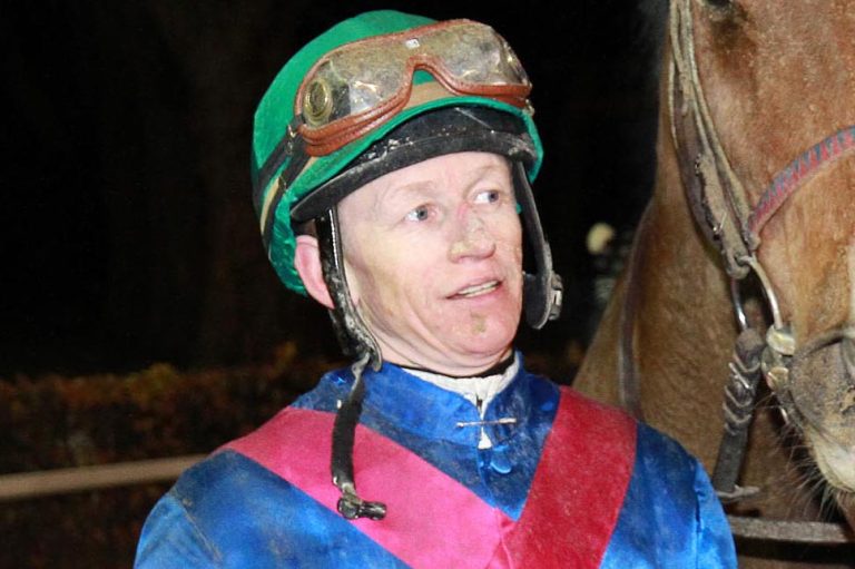 Usbeke gewinnt auf passend tiefer Bahn mit viel Speed