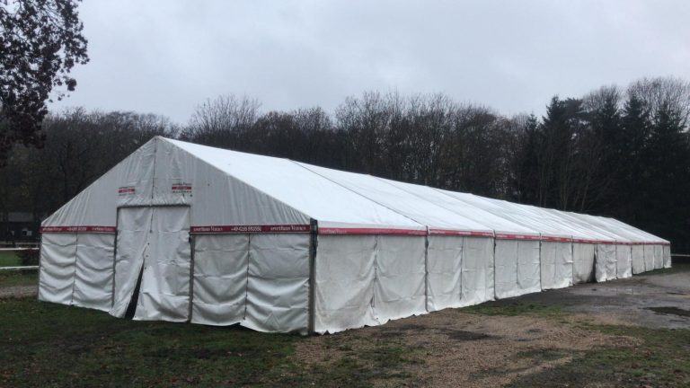 Mülheim: Stallzelt für die Winterrenntage