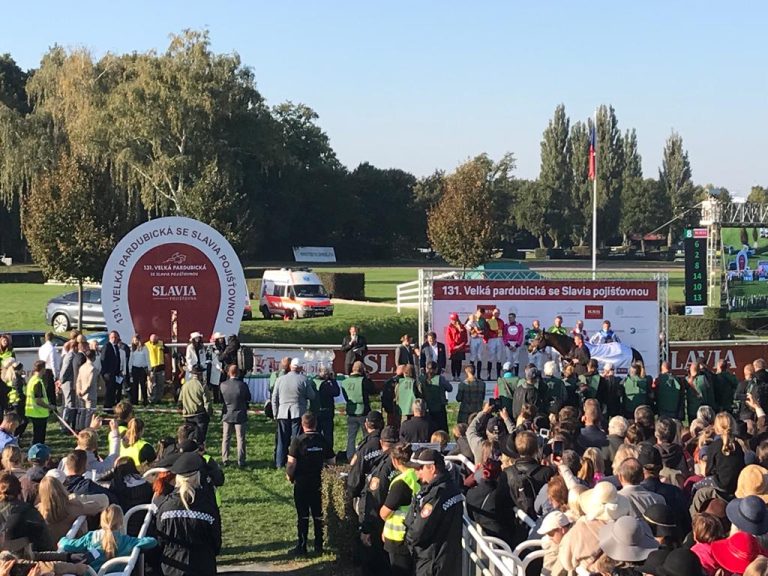 Die Siegerehrung nach der Großen Pardubitzer