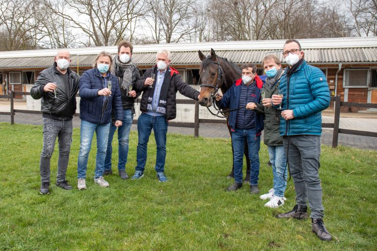 Ein Rennpferd namens Paveier: Taufe in Köln