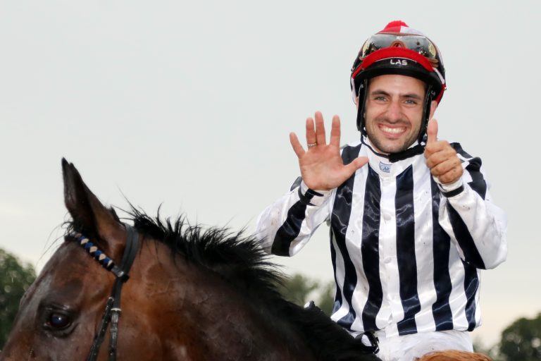 Pecheur macht den Dettori: 72.517:1