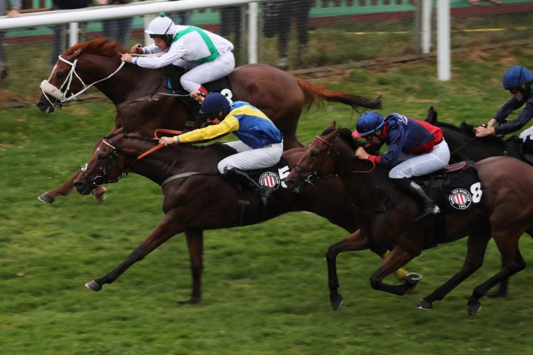 Seejagdrennen durch Peintre Elusif nach Tschechien