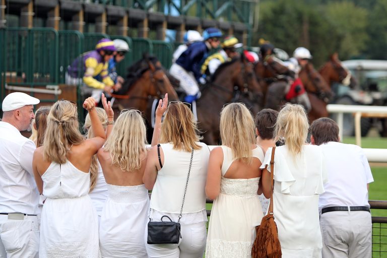 After Work-Renntag in Hannover: Ganz in Weiß