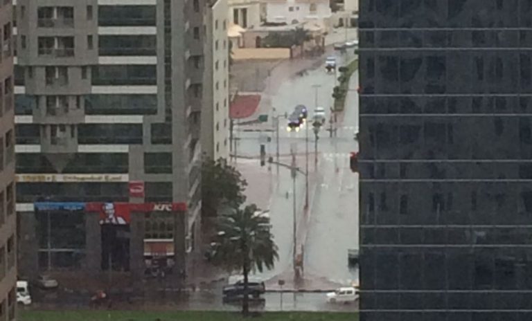 Regen in Dubai: Wasser in den Straßen