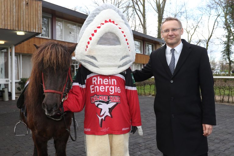 Haie im Galopp – After-Work-Renntag in Köln