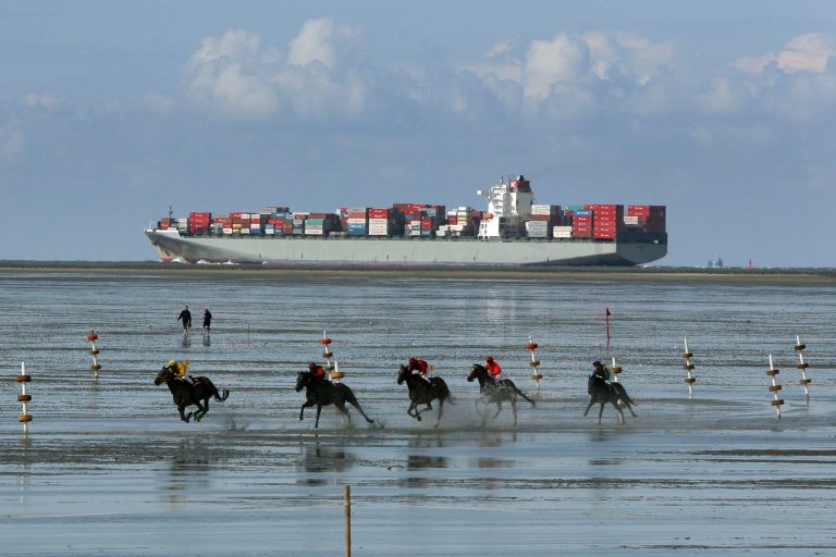 In Badehose auf die Rennbahn gehen
