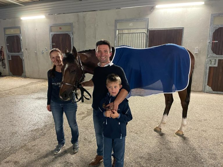 Saxone mit seinem Team nach dem Sieg