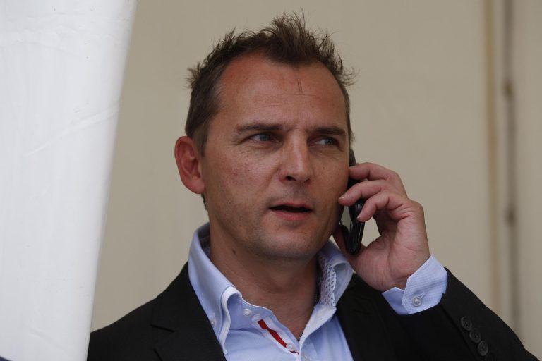 Taxi4Horses.com spendet an die Jockey-Schule in Köln