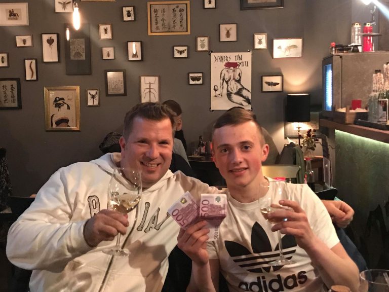 An Champion Weber: Schmitt übergibt Prämie