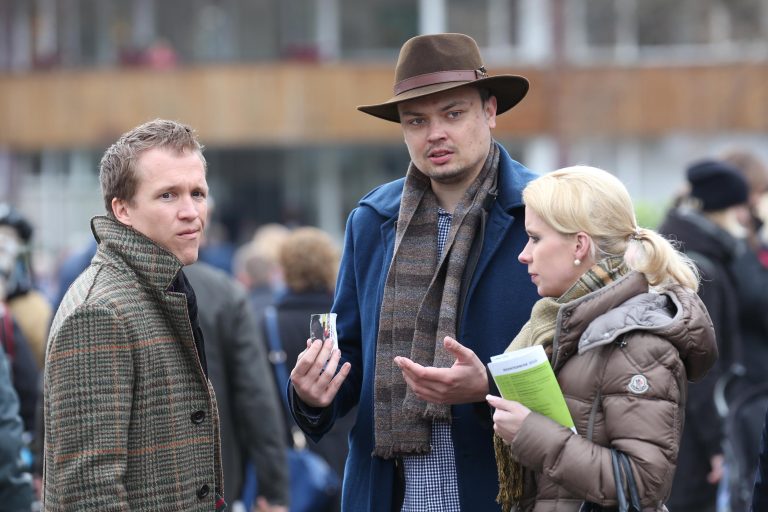 Jonas Schorfheide (Mi.) ist Racing-Manager