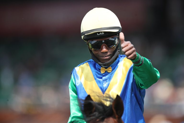 Stilecht mit Fliege am Dress: Eddie Pedroza