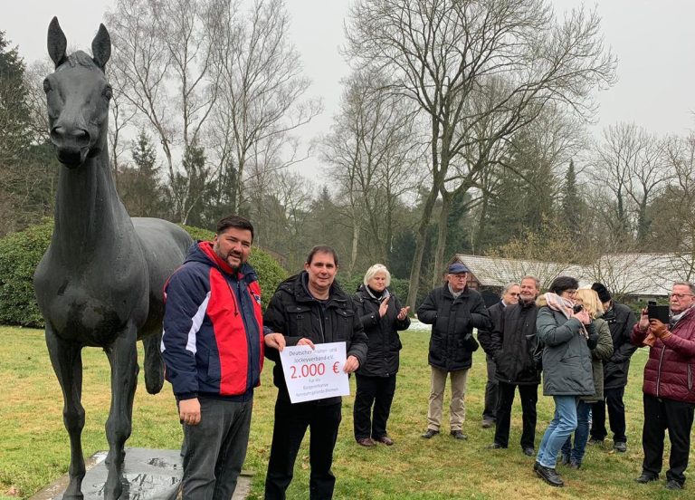 Trainer und Jockeys: Spende für Bremen-Initiative