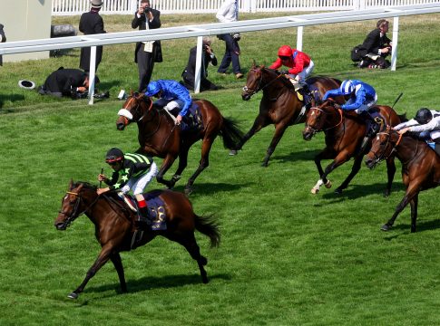spw17ascot_wesley_wards_lady_aurelia_unter_frankie_dettori_siegt_in_den_kings_stand_stakes_img_5689