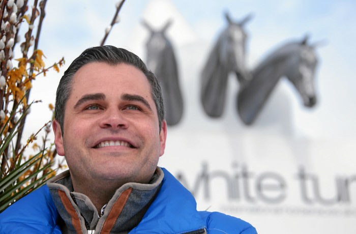 Sang Dasher wirbelt jetzt Schnee-Staub auf