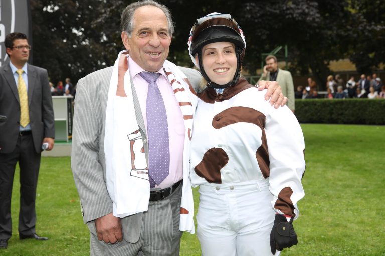 Steffi Hofer springt mit Flame Hawk