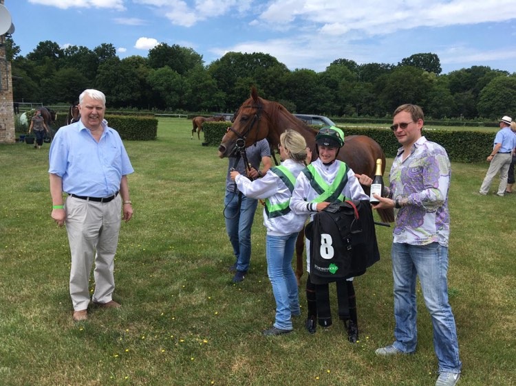 Tansania umrahmt von ihrem Team