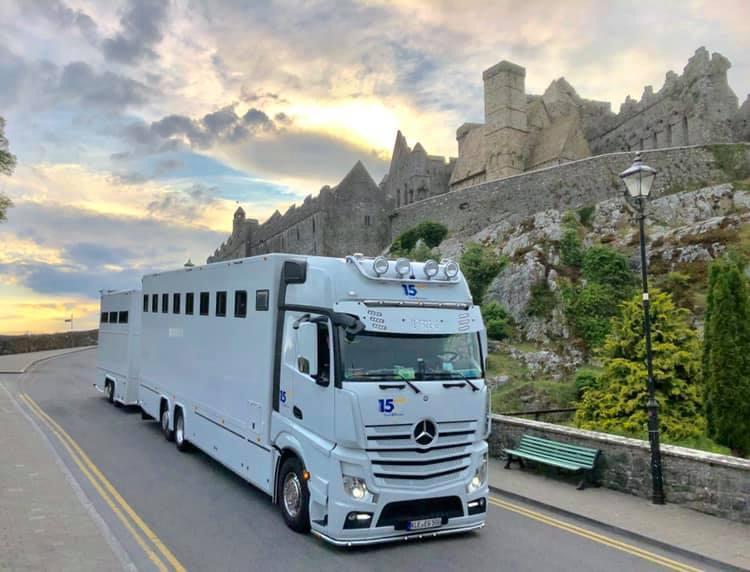 Taxi4Horses vor dem Rock of Cashel