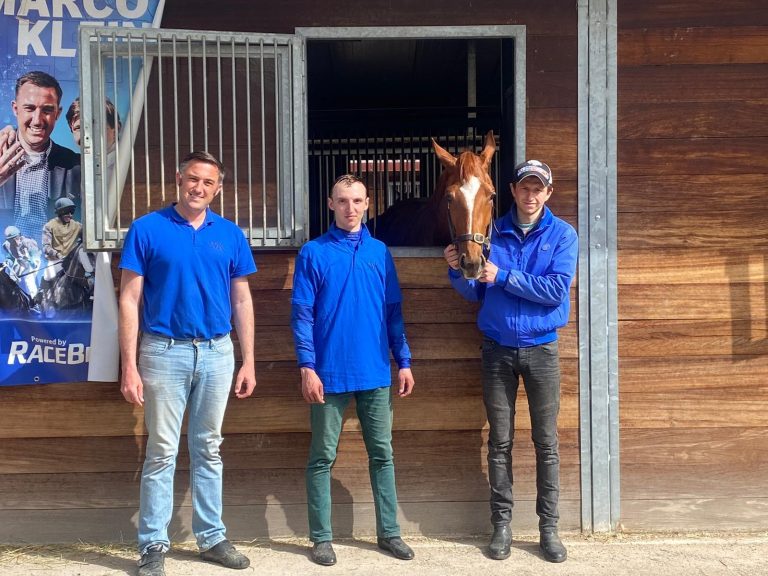 Adam Florian (Mi.) ist Teil des Rennstalls Klein