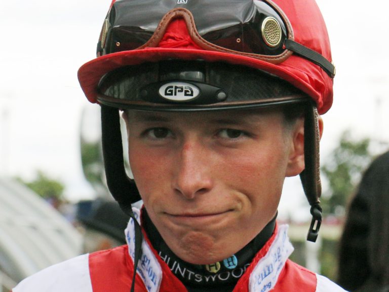 Surrey Thunder ist der 32. Ausländer im Derby